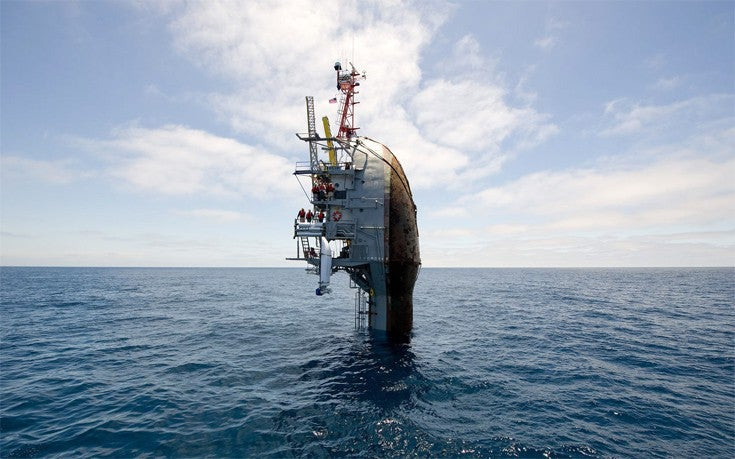 Το πλοίο του αμερικανικού στόλου που μπορεί να γύρει σε κατακόρυφη θέση χωρίς να βουλιάξει! (βίντεο)